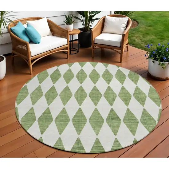 8' Green Round Geometric Washable Indoor Outdoor Area Rug Photo 1