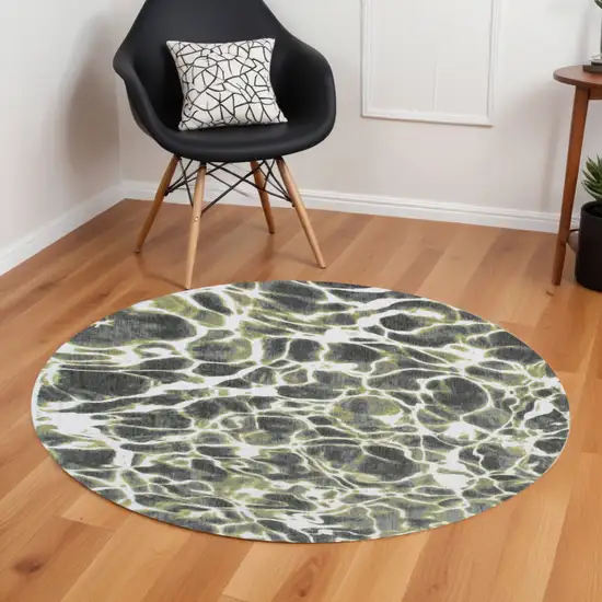 8' Green and White Round Abstract Non Skid Area Rug Photo 1