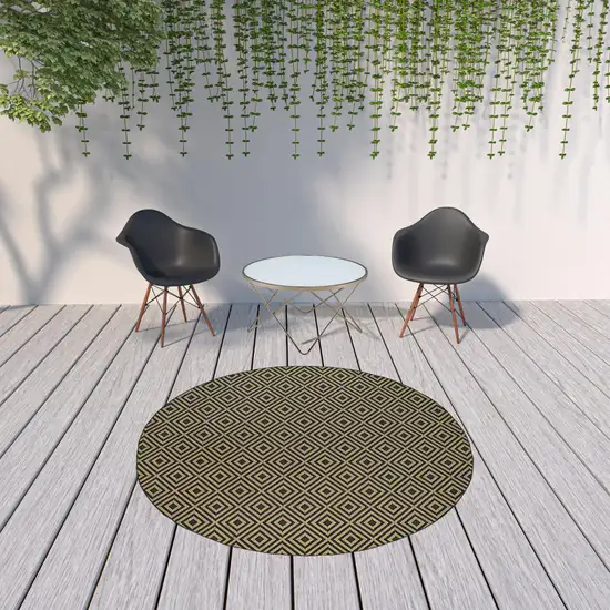 8' Round Black Round Geometric Stain Resistant Indoor Outdoor Area Rug Photo 2