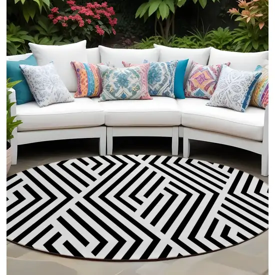 8' Round Black and White Round Geometric Washable Non Skid Indoor Outdoor Area Rug Photo 1