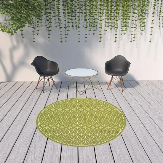 8' Round Green Round Geometric Stain Resistant Indoor Outdoor Area Rug Photo 2