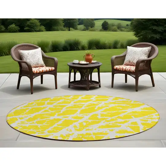 8' Round Yellow and White Round Abstract Washable Non Skid Indoor Outdoor Area Rug Photo 1