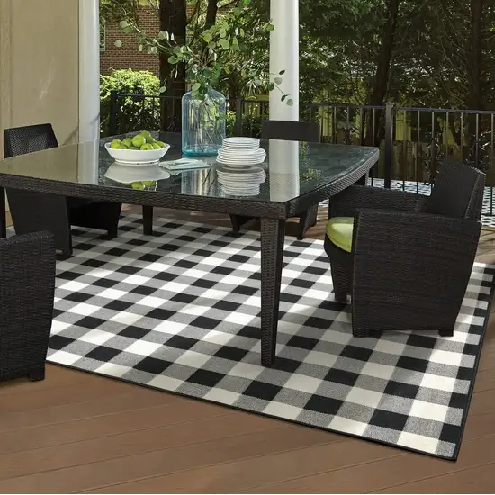 4'x6' Black and Ivory Gingham Indoor Outdoor Area Rug Photo 9