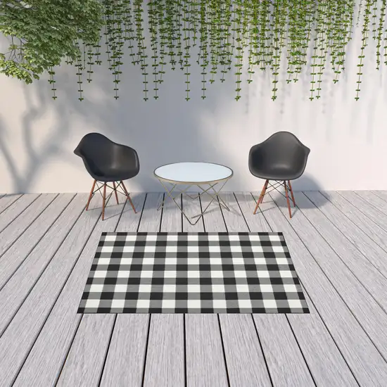 5'x8' Black and Ivory Gingham Indoor Outdoor Area Rug Photo 10