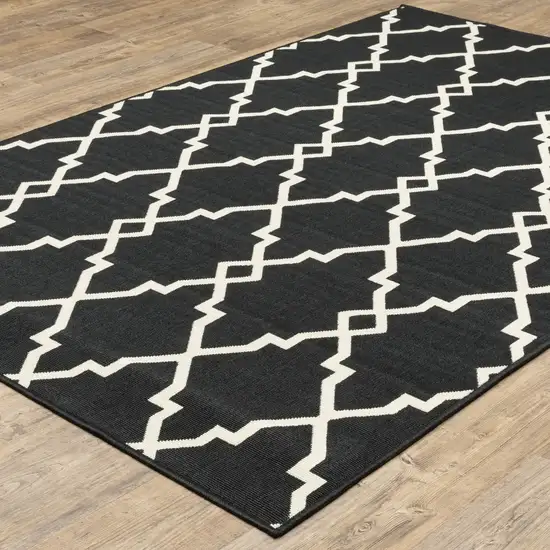 4'x6' Black and Ivory Trellis Indoor Outdoor Area Rug Photo 5