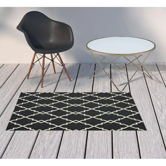 3'x5' Black and Ivory Trellis Indoor Outdoor Area Rug Photo 10