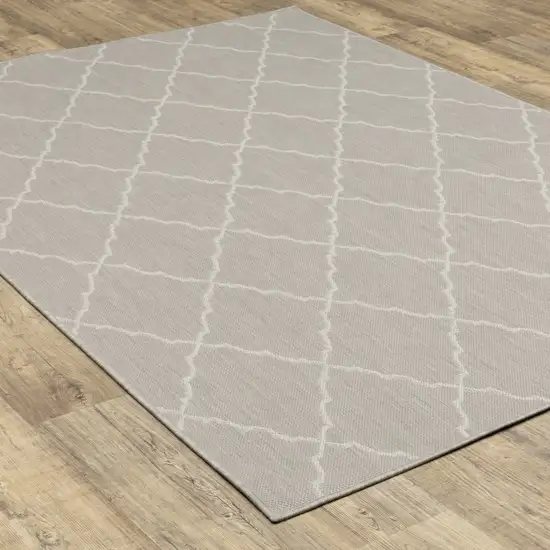 3'x5' Gray and Ivory Trellis Indoor Outdoor Area Rug Photo 7