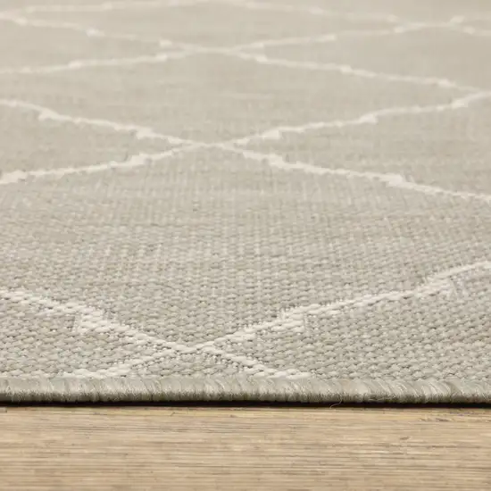 3'x5' Gray and Ivory Trellis Indoor Outdoor Area Rug Photo 4