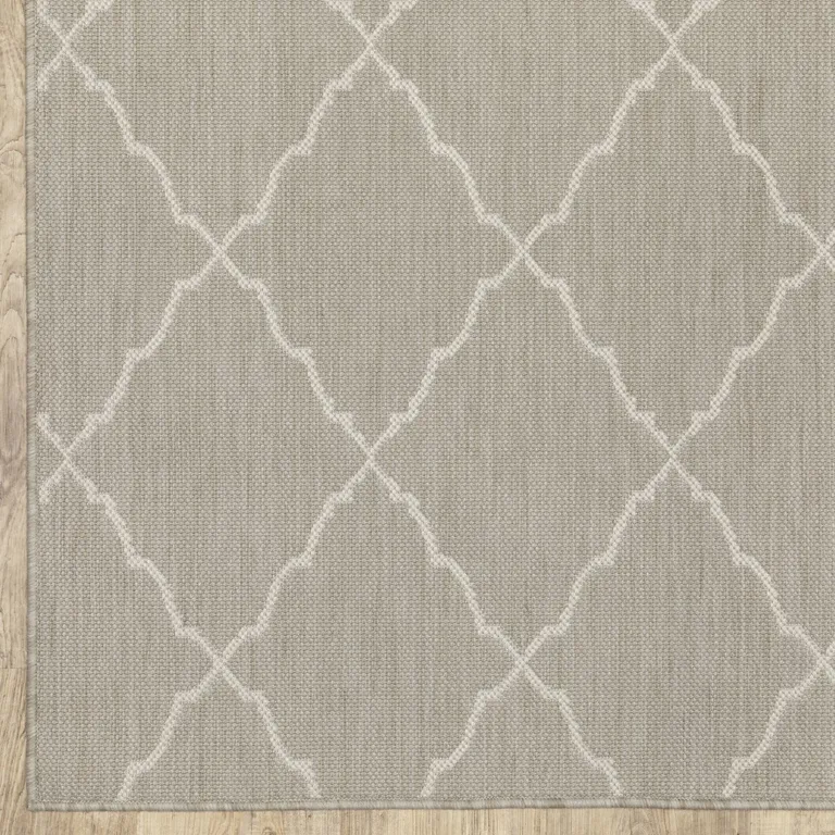 5'x7' Gray and Ivory Trellis Indoor Outdoor Area Rug Photo 2