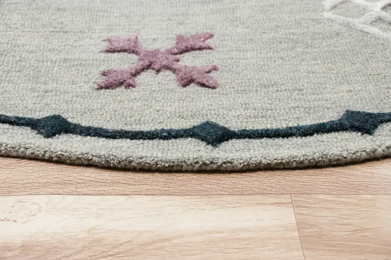 Gray Decorative Charm Area Rug Photo 5