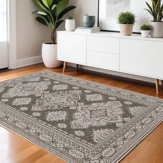 Gray Medallion Area Rug Photo 1