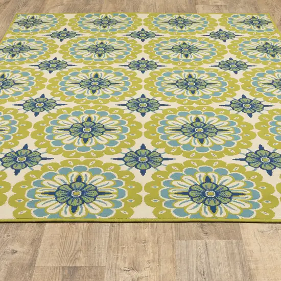 Green Floral Stain Resistant Indoor Outdoor Area Rug Photo 9