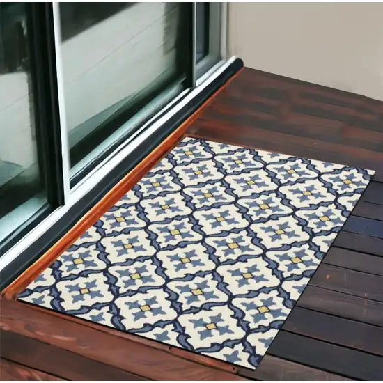 2'X3' Ivory Blue Hand Hooked Uv Treated Quatrefoil Indoor Outdoor Accent Rug Photo 1