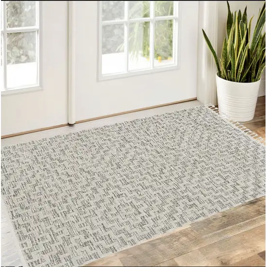 Ivory Grey Zigzag Diamonds Area Rug With Fringe Photo 1