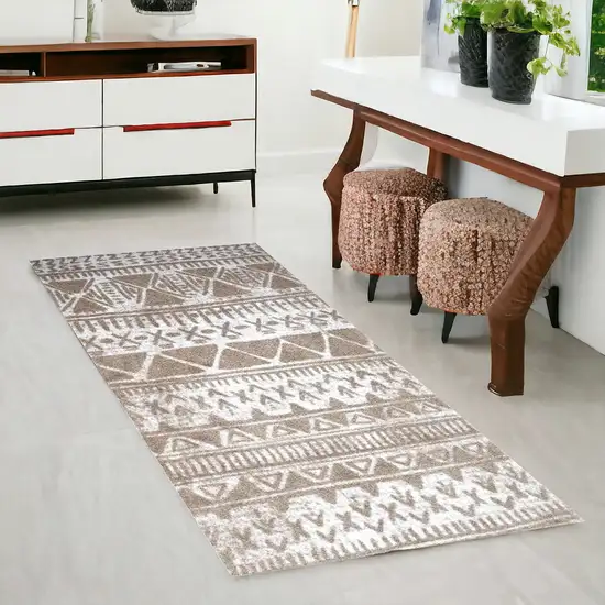 2' x 6' Sandy Tan and White Zigs and Zags Washable Runner Rug Photo 1