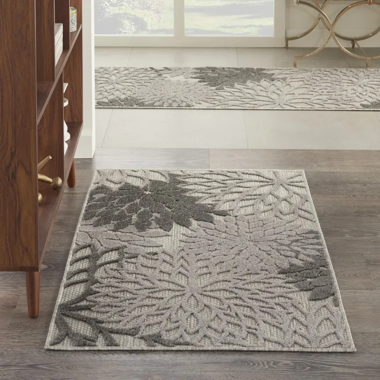 Silver and Gray Indoor Outdoor Area Rug Photo 5