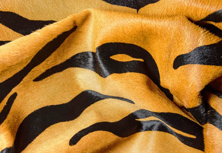 Tiger Chocolate On Natural Cowhide - Rug Photo 2