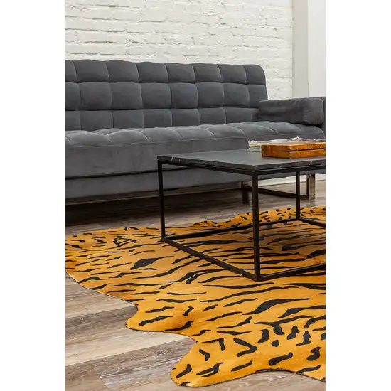 Tiger Chocolate On Natural Cowhide - Rug Photo 3